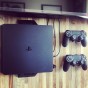 SOPORTE DE PARED PS4 SLIM + 2 SOPORTES JOYSTICK