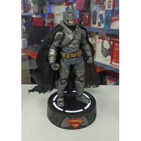 Figura Batman Con Luz En La Base De 18Cm Coleccionable